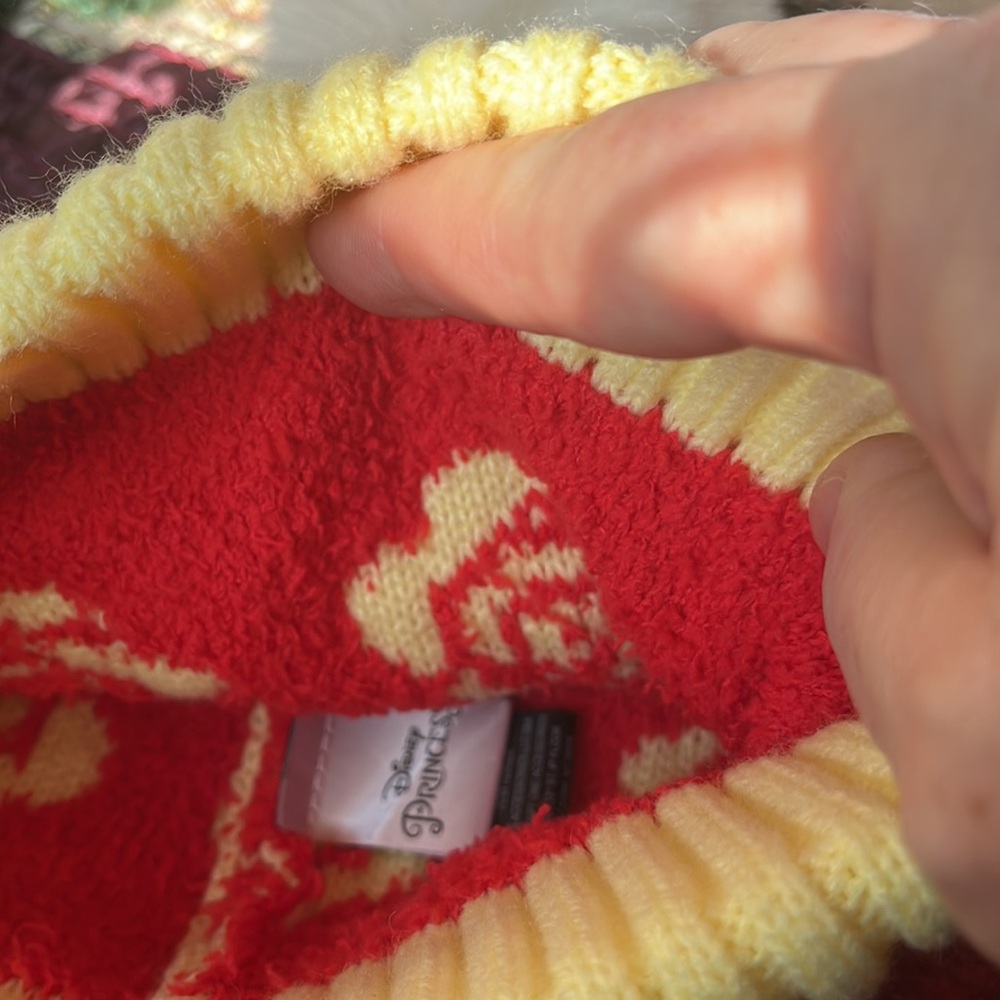 Disney Belle Box Lunck Pom Pom beanie Disney Princess - Picture 6 of 7